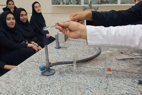 بازدید دانش آموزان دبیرستان حضرت ولیعصر (عج) ناحیه یک ری از پژوهش‌سرای رازی 