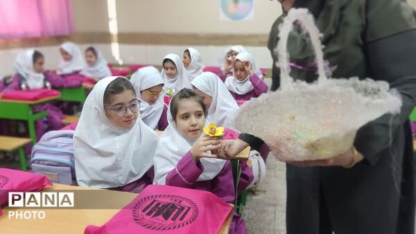 گام‌های استوار دانش آموزان مدرسه «طلعت بهاری»منطقه ۱۰ در روزهای منتهی به مهر