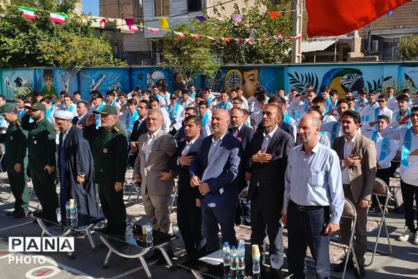آغاز سال تحصیلی در دبیرستان نمونه دولتی شهدای علم و فناوری با عطر دفاع مقدس