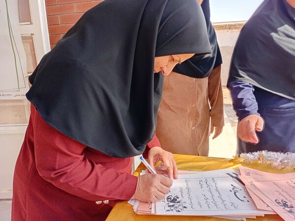 تقدیر از دانش آموزان منتخب هفته بهداشت روان در دبیرستان مادرمهربان خلیل آباد