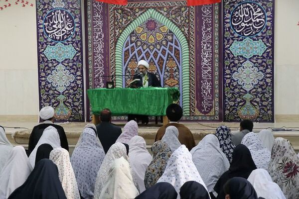 اقامه نماز جماعت، با شعار «مهر با مهُر» در مدرسه عترت قرچک
