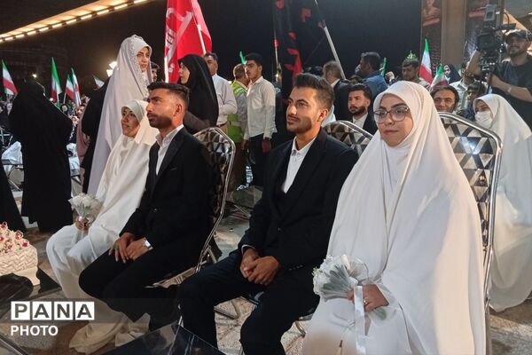 جشن ازدواج ۱۴ زوج جوان در میدان معلم شیراز