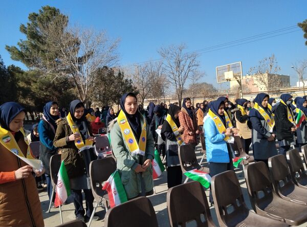 نواختن زنگ انقلاب در دبیرستان بنت‌الهدی صدر رضویه