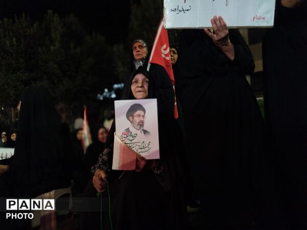 شبِ اشک و عرفان در حسینیه امام خمینی