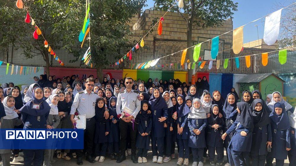 نور امید در دل آتش تجلیل از قهرمانان مدرسه مهندس رحمانی فرد در روز آتش‌نشان