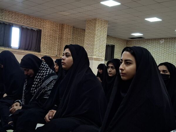 مراسم بدرقه دانش‌آموزان دختر مدارس شهرستان ملارد به مناطق عملیاتی جنوب کشور 