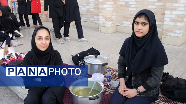 بازارچه کسب و کار دانش‌آموزان دختر در دبیرستان متوسطه اول معلم