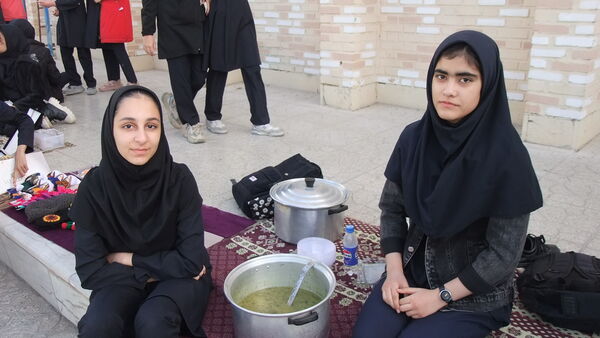 بازارچه کسب و کار دانش‌آموزان دختر در دبیرستان متوسطه اول معلم