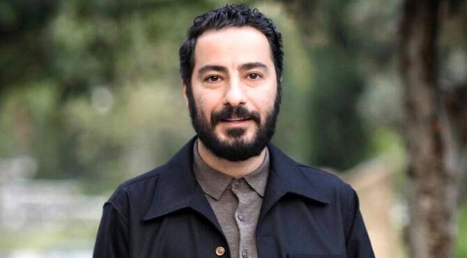 نوید محمدزاده روی صحنه می‌رود