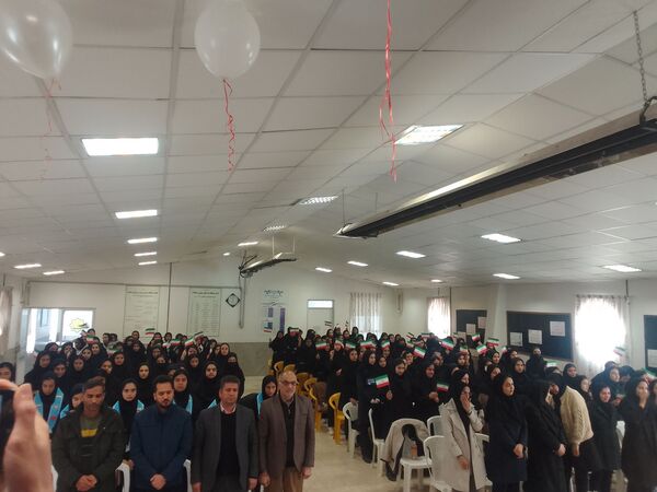 زنگ انقلاب در مدرسه بنت‌الهدی صدر با حضور مسئولین نواخته شد 