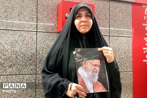 جمعیت بی‌شمار در صحن‌ های مصلی؛ آخرین لحظات وداع با رهبر