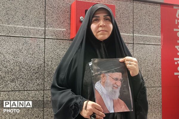 جمعیت بی‌شمار در صحن‌ های مصلی؛ آخرین لحظات وداع با رهبر