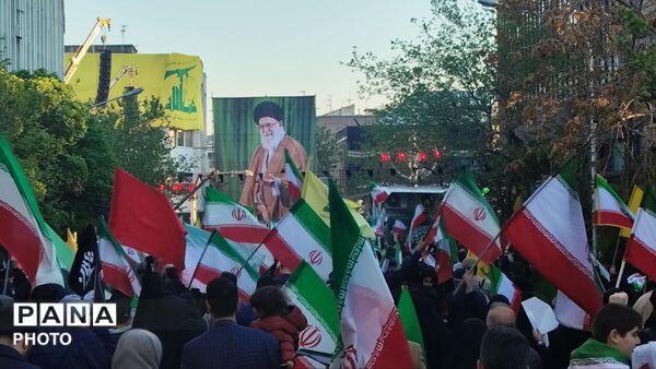 مردم تهران به احترام چهلمین روز از شهادت رهبر شهید ایستادند