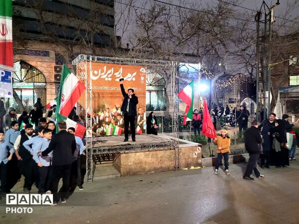 اجتماع دانش‌آموزان و فرهنگیان در هنرستان قندی