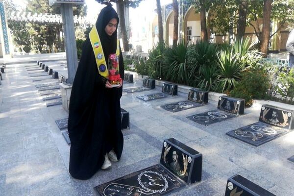 حضورپیشتازان دبیرستان شهید مجید دهنوی درگلزار شهدای بهشت فضل نیشابور