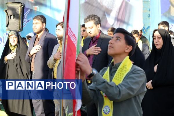 آیین نمادین نواختن «گلبانگ انقلاب اسلامی » در مدرسه احمد فتاحی ناحیه دو یزد