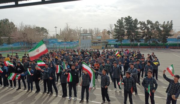 پژواک انقلاب در دل نوجوانان