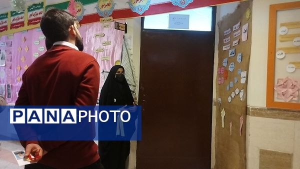 برپایی نمایشگاه مدرسه انقلاب در دبیرستان پروین اعتصامی حاجی‌آباد