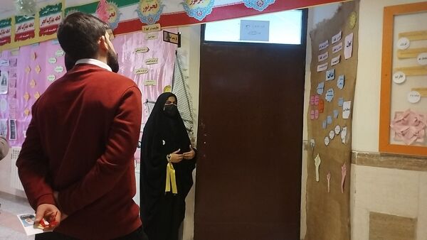 برپایی نمایشگاه مدرسه انقلاب در دبیرستان پروین اعتصامی حاجی‌آباد