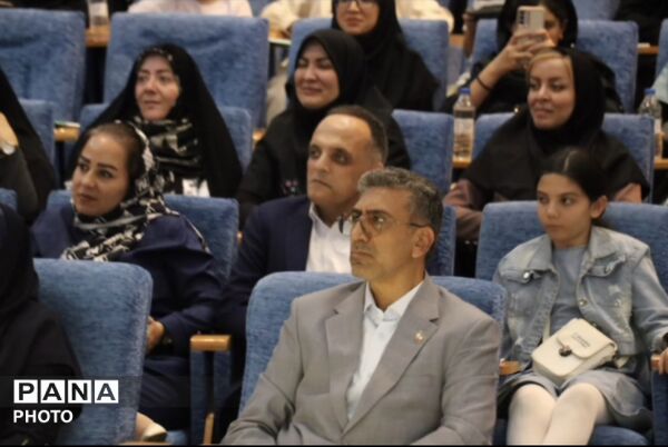 تجلیل از معلمان نمونه منطقه ۳؛ قدردانی از تلاش‌های اثرگذار در تعلیم و تربیت