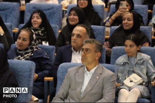 تجلیل از معلمان نمونه منطقه ۳؛ قدردانی از تلاش‌های اثرگذار در تعلیم و تربیت