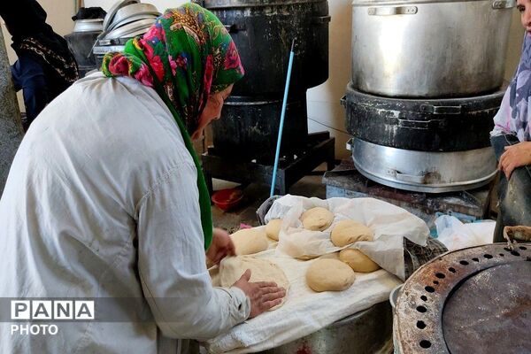 سومین روز از پخت نان  برای پذیرایی از زائران بدرقه آقای  شهید ایران در شهر بار نیشابور