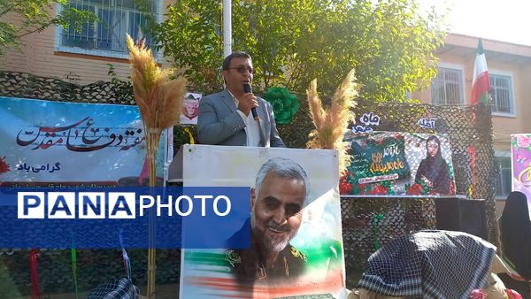 نواخته شدن زنگ مهر و مقاومت در دبیرستان شهید سلیمانی فیروزان با حضور مسئولان استانی و منطقه‌ای