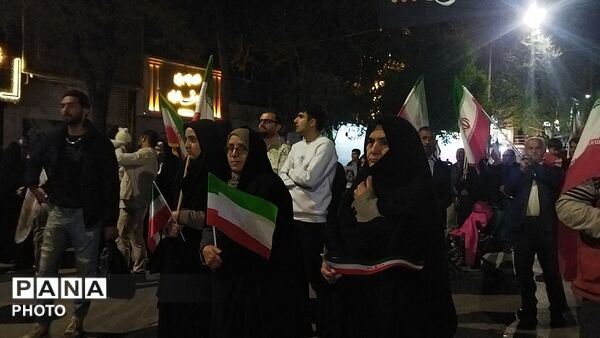 نیشابوری ها از پیر تا کودک در اجتماعات خیابانی