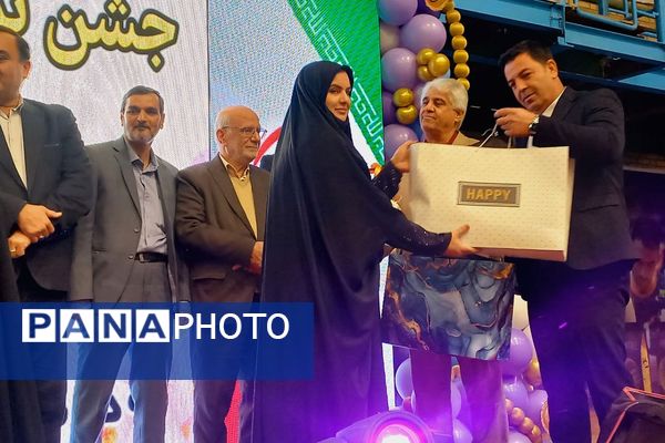 جشن روز پدر در سالن گلعباسی ورامین ؛ حضوریک هزار نفر از  پدران دانش آموزان گل‌های نمونه