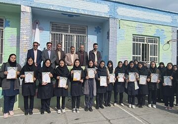 مراسم تجلیل از دانش‌آموزان برتر علمی در دبیرستان دخترانه‌ی شاهد کوهدشت