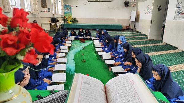 محفل انس با قرآن به یاد شهید سید حسن نصر‌الله در دبستان وکیلی