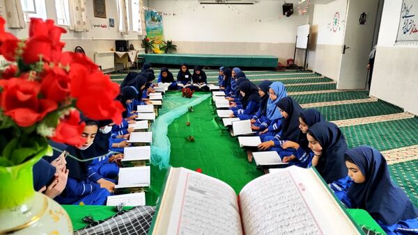محفل انس با قرآن به یاد شهید سید حسن نصر‌الله در دبستان وکیلی