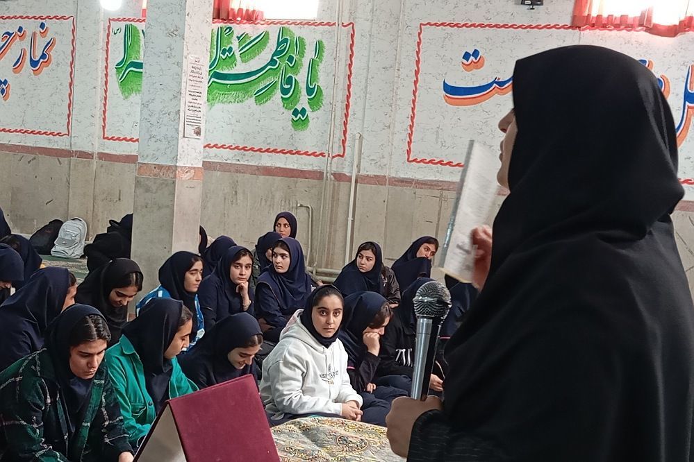 نشست کتابخوان مدرسه‌ای در دبیرستان دخترانه جوادالائمه بهارستان‌دو