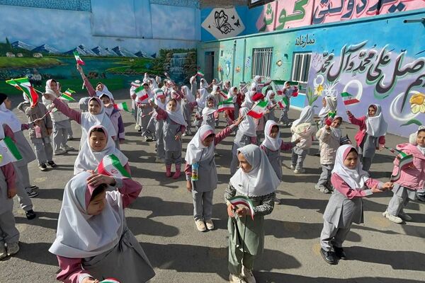 جشن پیروزی انقلاب اسلامی در مدارس منطقه کهریزک 