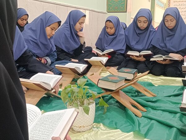 برگزاری محفل نورانی انس با قرآن در دبیرستان دکتر جواد حداد۲ ناحیه پنج