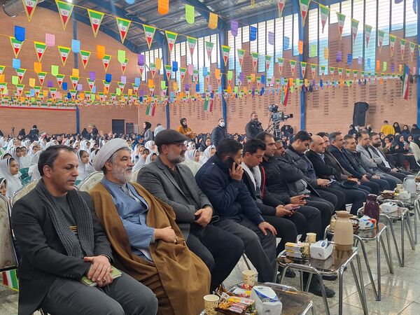 نواخته شدن زنگ انقلاب اسلامی توسط استاندار اصفهان