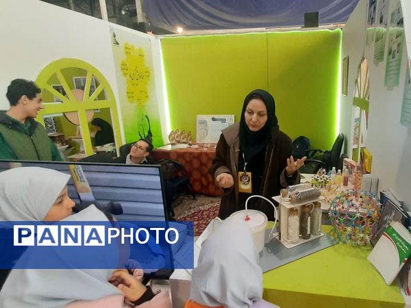 روز دوم نمایشگاه پژوهش و فناوری همزمان با هفته پژوهش در مشهد 