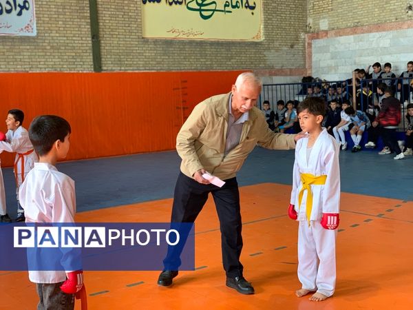 برگزاری فعالیت‌های ورزشی درون مدرسه‌ای در دبستان معلم آشخانه 