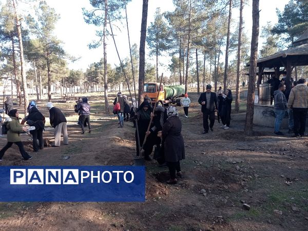 کاشت ۱۰۰۰ نهال به یاد شهدای مقاومت و شهدای مدافع حرم در بوستان جنگلی سرخه حصار