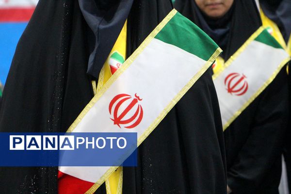 هم‌سرایی هزار نفری دانش‌آموزان یاور انقلاب در اسلامشهر