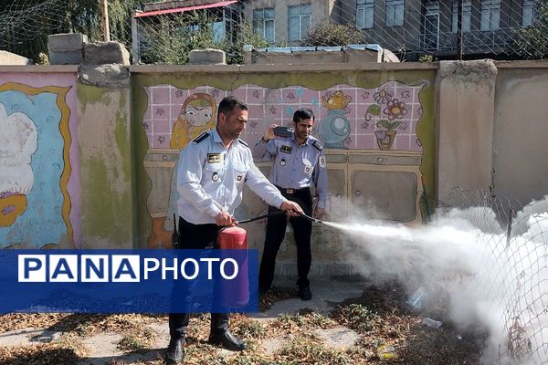 برگزاری مراسم هفته پدافند غیر عامل در دبستان‌ بنت‌الهدی فیروزکوه