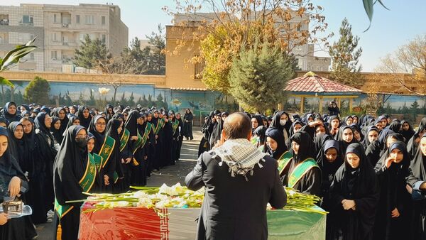 حال‌وهوای معنوی دانش‌آموزان در استقبال از پیکر شهید ۲۳ ساله در مدرسه شهید عصمت ناحیه 3 کرج 