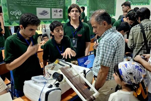 جشن علم در نمایشگاه «فانوس»؛ نمایش قدرت پژوهشگری دانش‌آموزان علامه حلی ۲