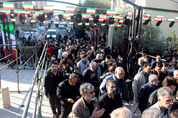 جلوه‌هایی از حضور نوجوانان در مراسم تشییع و خاکسپاری شهدای گمنام