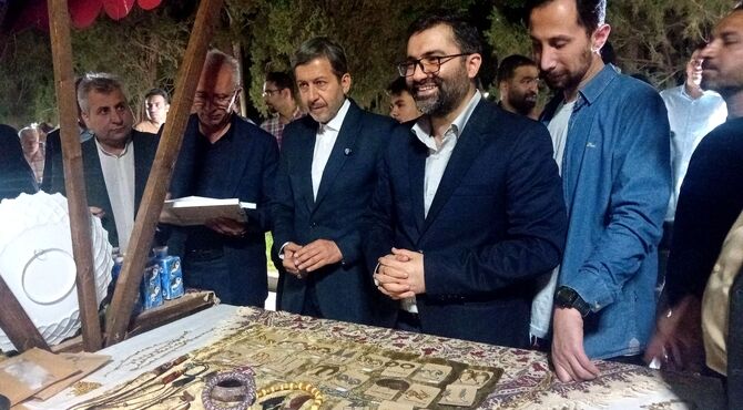 بازدید استاندار اصفهان از نمایشگاه گذر صنایع دستی 