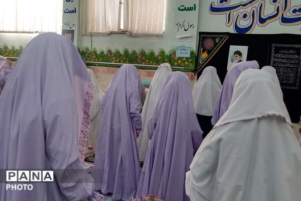 نماز جماعت و محفل انس با قرآن در دبستان شهید آقچه لو رباط کریم 