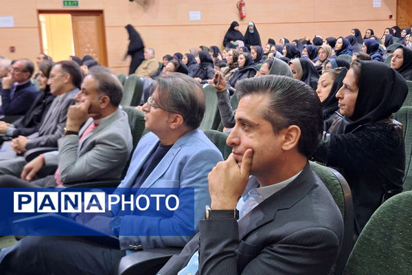 آیین تقدیر از انجمن‌های اولیا و مربیان برتر و تبیین فرآیند انتخابات شورای انجمن اولیا و مربیان ناحیه یک شیراز 