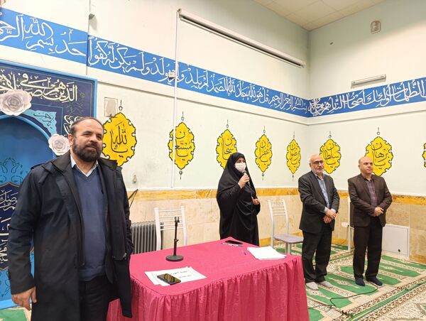 همخوانی سرود «ایرانمون» در دبیرستان حضرت معصومه (س) ناحیه 4 کرج 