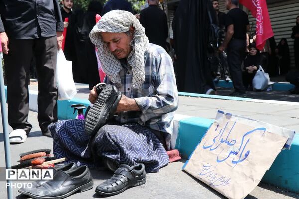 کیلومترها دورتر از حسین(ع)، اما قدم در را او