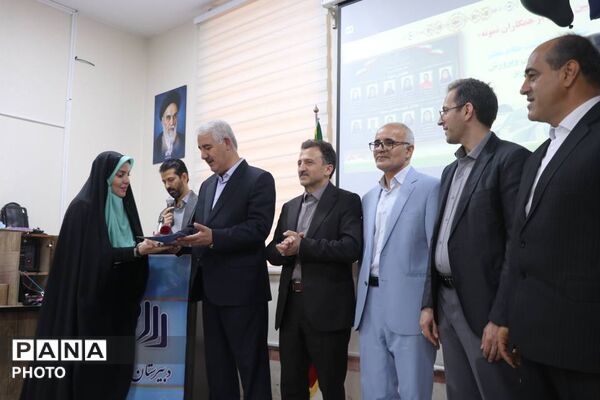 «سپاس معلم» در تبریز؛ آیین تجلیل از معلمان نمونه ناحیه یک با حضور فرماندار 